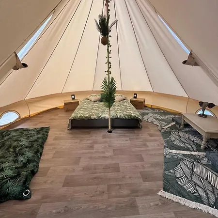 Le Tipi Tropical Au Bord De La Riviere Campo de lujo *